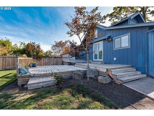 Building Photo - Rare Single Family Home  W/ 2 car garage