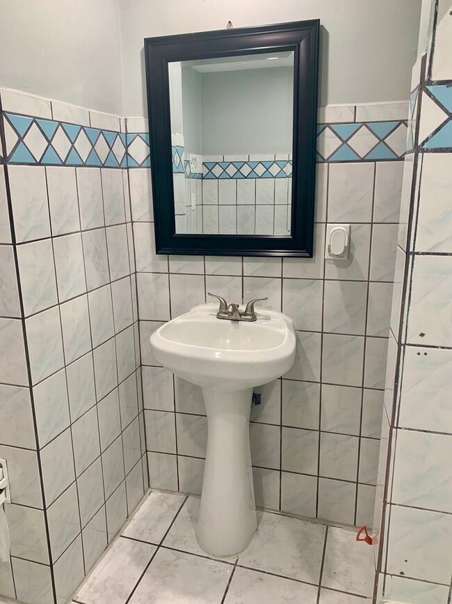 Building Photo - 3547 W Diversey Ave