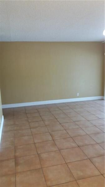Building Photo - 2947 Riverside Dr