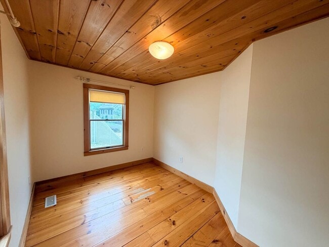 Building Photo - 121 Old Schoolhouse Rd