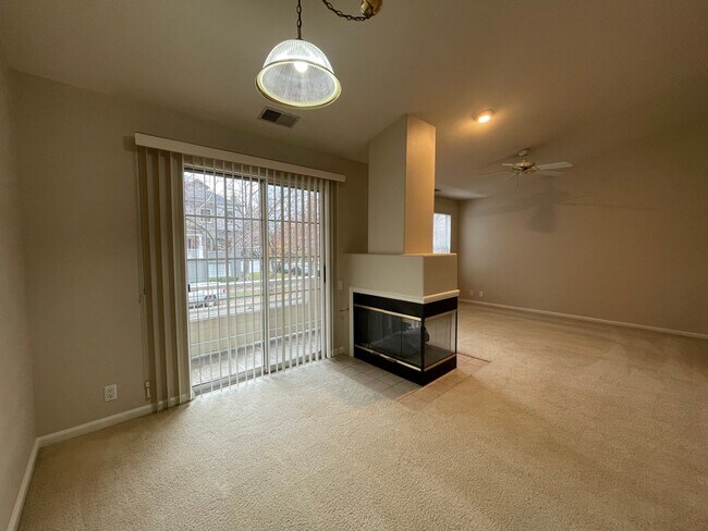 Building Photo - 2 Bed 2 Full Bath Townhome Style Apartment w/Attached Garage