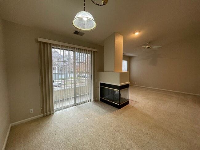 Building Photo - 2 Bedroom, 2 Bathroom Townhouse with Garage and New Washer and Dryer!