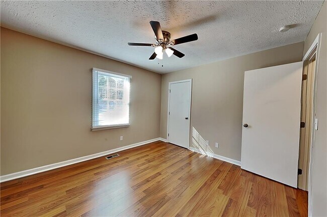 Building Photo - 1606 Shadowbrook Dr