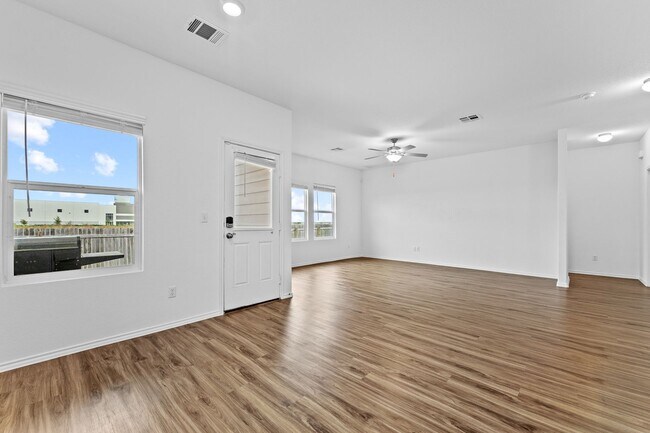 Building Photo - 129 Escondido Cir