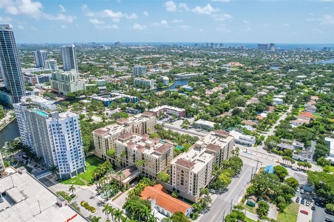 Building Photo - 520 SE 5 Ave