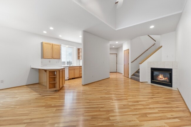 Building Photo - Spacious Townhome with Fenced In Back Yard
