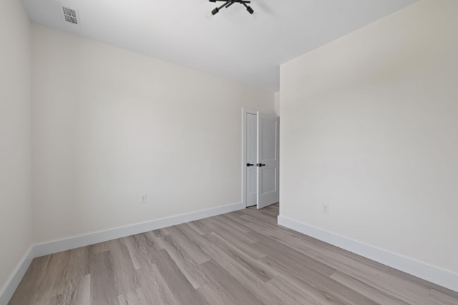 Building Photo - 1295 Holmden Ave