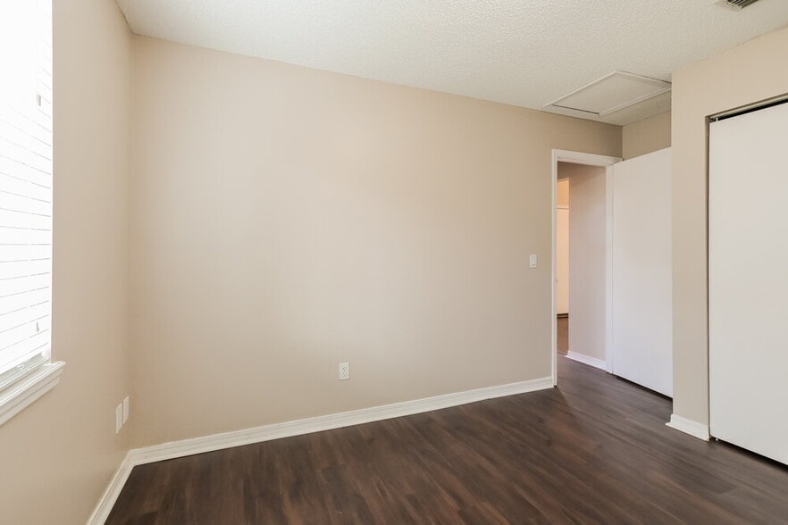 Building Photo - 1863 Sherwood Dr