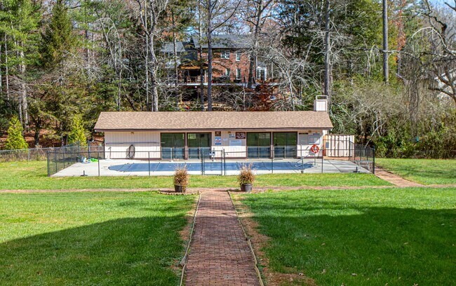 Building Photo - Convenient To Downtown Brevard