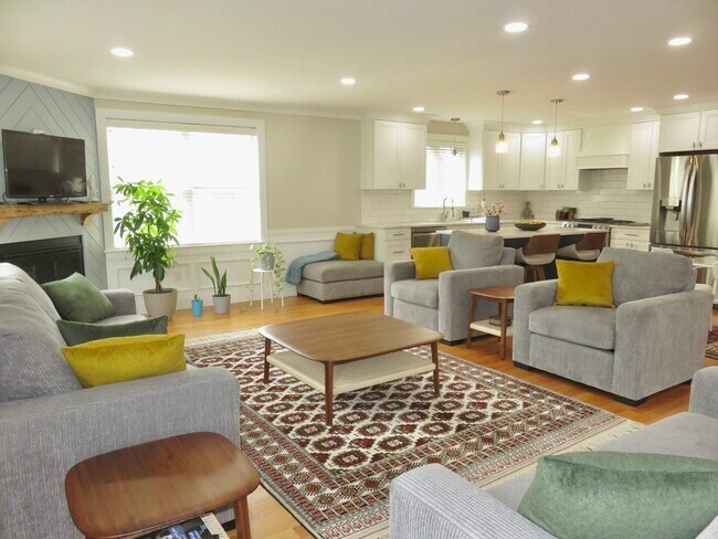 Building Photo - 32 Gale St