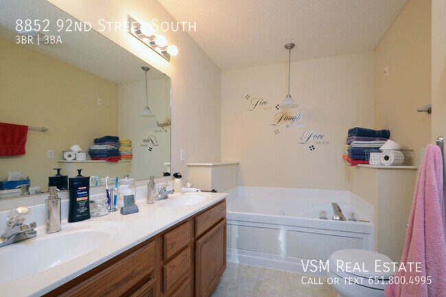 Building Photo - GORGEOUS 3 bedroom, 2.5 bathroom townhome ...