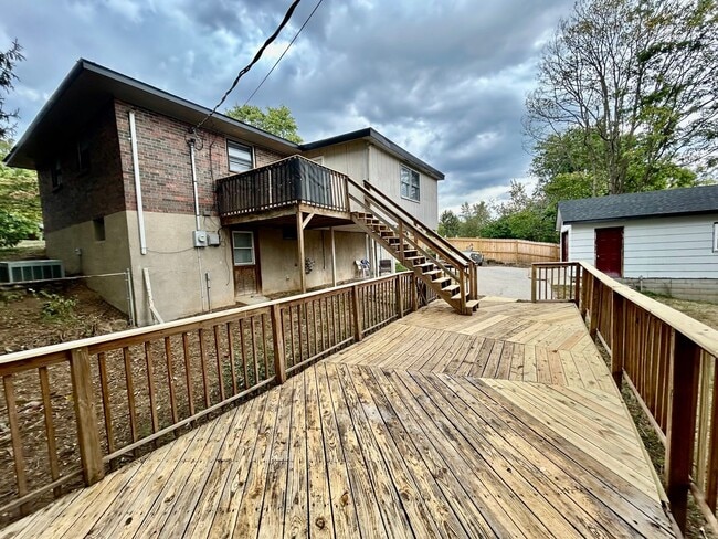 Building Photo - Newly Remodeled 4-Bedroom, 3-Bath with Fin...