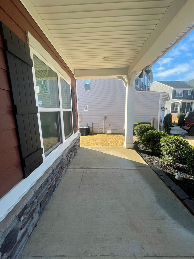 Building Photo - Lovely 3 Bedroom 2.5 Bath in Duncan/Moore ...