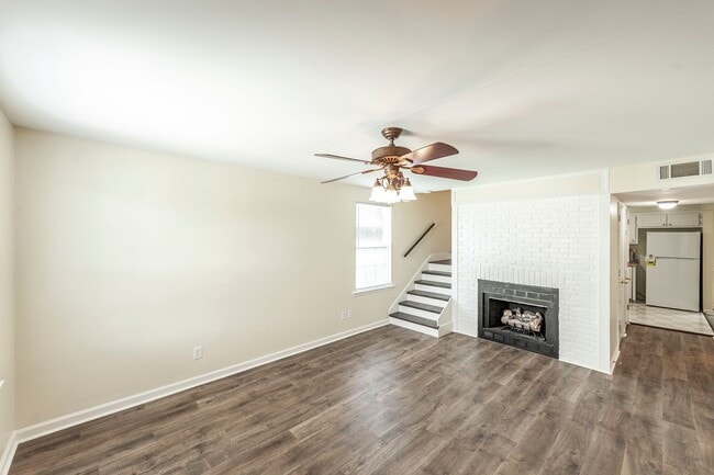 Building Photo - Charming Townhome