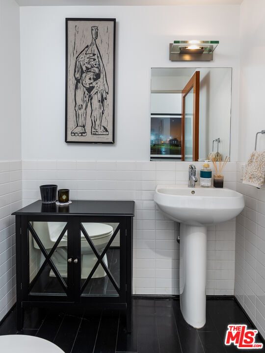 Building Photo - 900 N W Knoll Dr