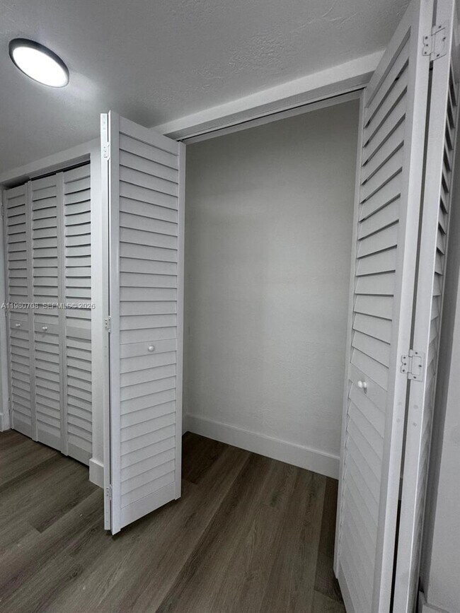 Building Photo - 11840 NE 19th Dr