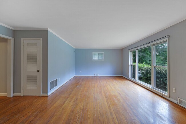 Building Photo - 1260 Shore Dr SW