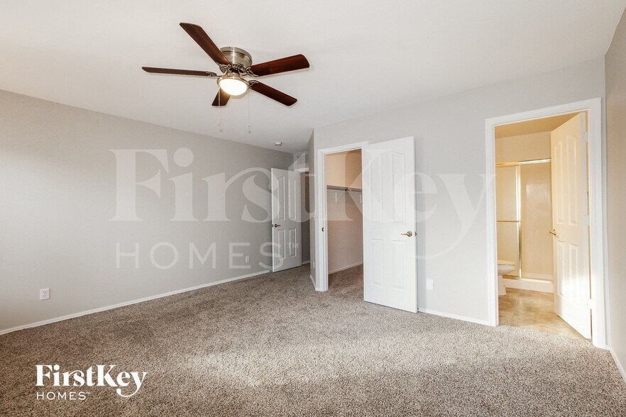 Building Photo - 15843 W Crocus Dr