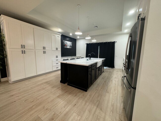 Building Photo - 6129 Lago Grande Dr