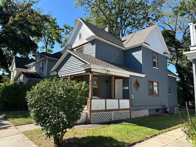 Primary Photo - 443 Barth Ave SE