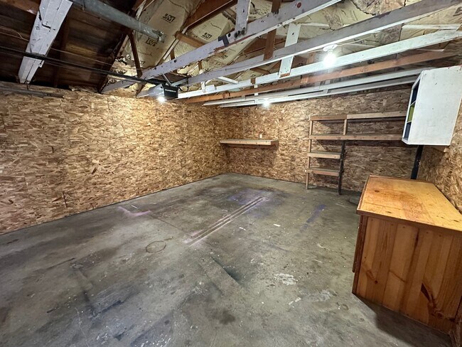 Building Photo - Cozy and Conveniently Located 2 Bed 1 Bath...