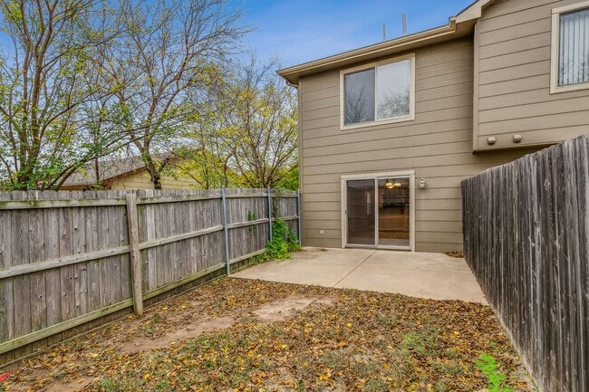 Building Photo - Spacious 3 bedroom 1 1/2 bath townhouse in...