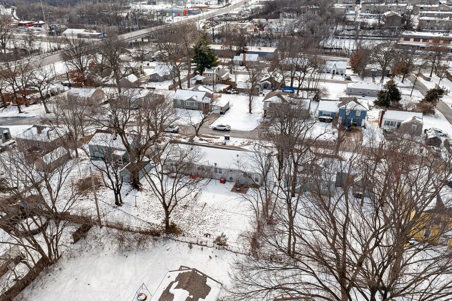 Building Photo - 906 E 84th St