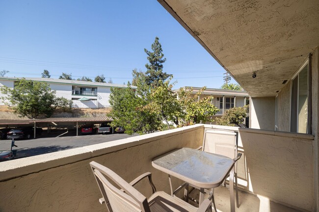 Building Photo - Beautifully Updated 2 Bedroom Condo with O...