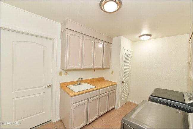 Building Photo - 5852 Mira Serena Dr