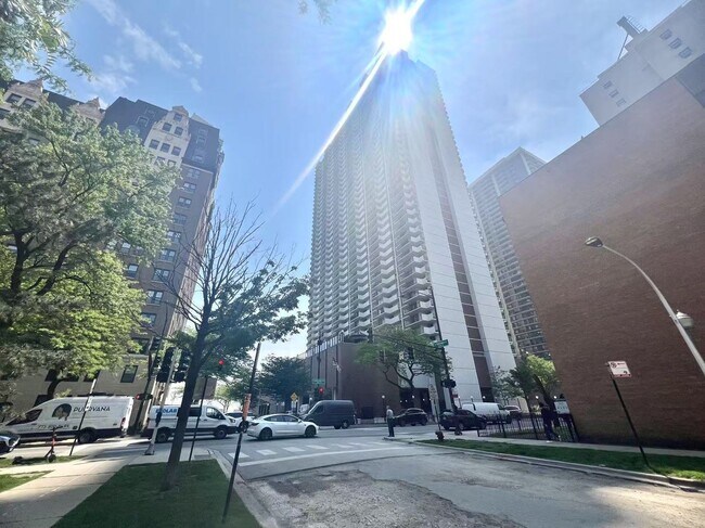 Building Photo - 6033 N Sheridan Rd