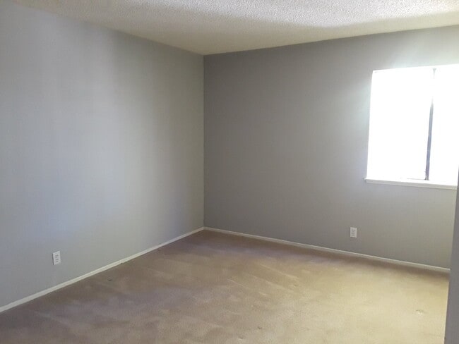 Building Photo - 2 bedroom 2 bath in Southwest Reno