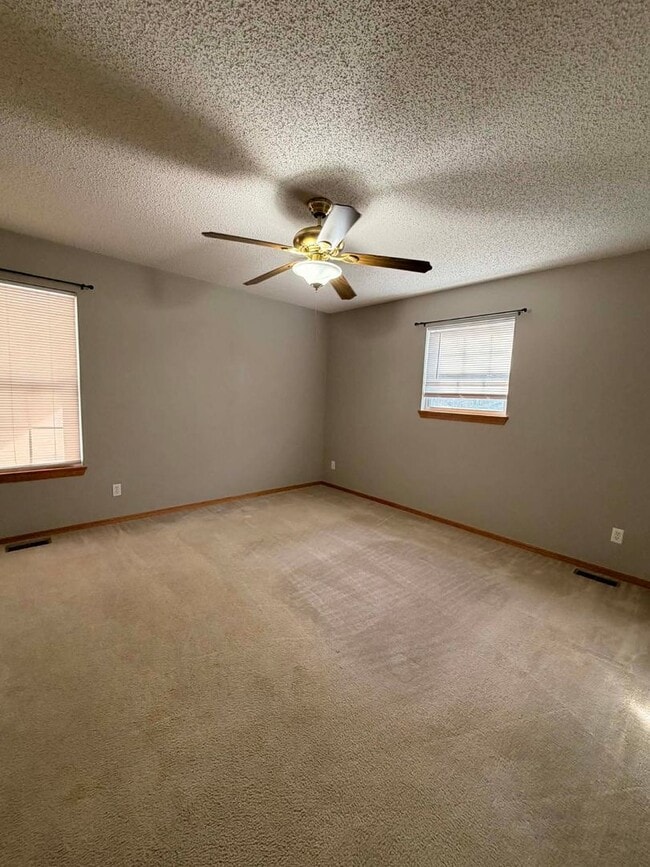 Building Photo - Beautiful 3 bedroom / 2 bathroom home withe fenced in yard in Webb City MO!!!!