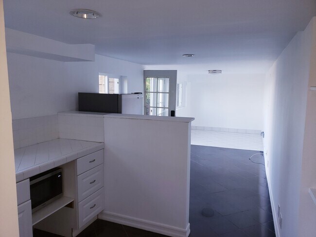 Building Photo - 960 N Tigertail Rd