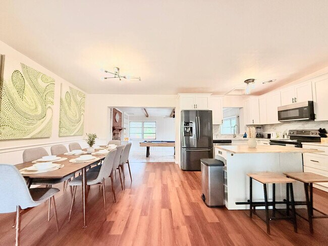 Building Photo - 904 15th St NE