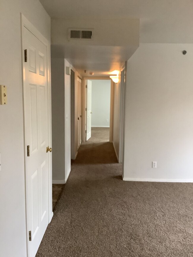 Building Photo - Beautiful 2 Bedroom, 2 Bath Condominium in...