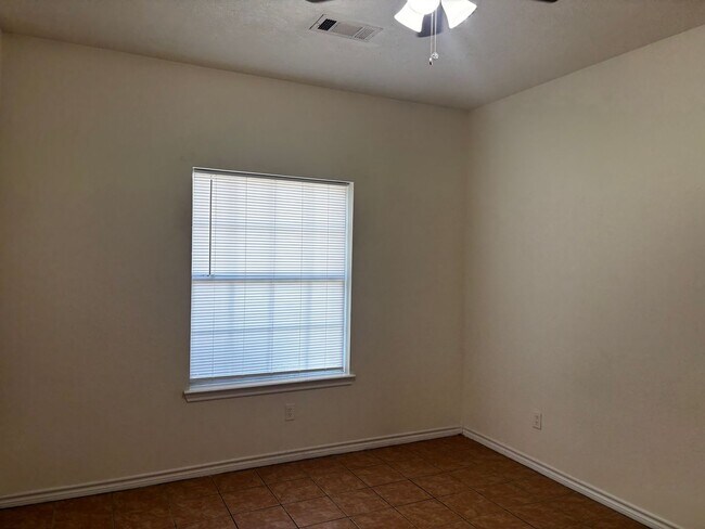 Building Photo - 2 bedroom 2 bath