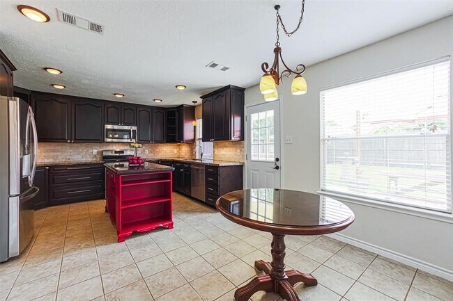 Building Photo - 17106 Summer Hollow Dr