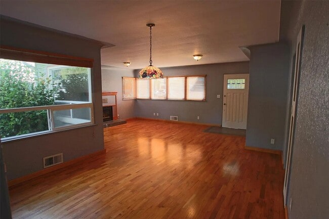 Building Photo - Nice Rambler 3bd 1.75bath Avail. Oct. 3rd