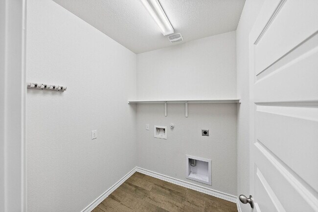Building Photo - Spacious 5-Bedroom Rental on Oversized Cor...
