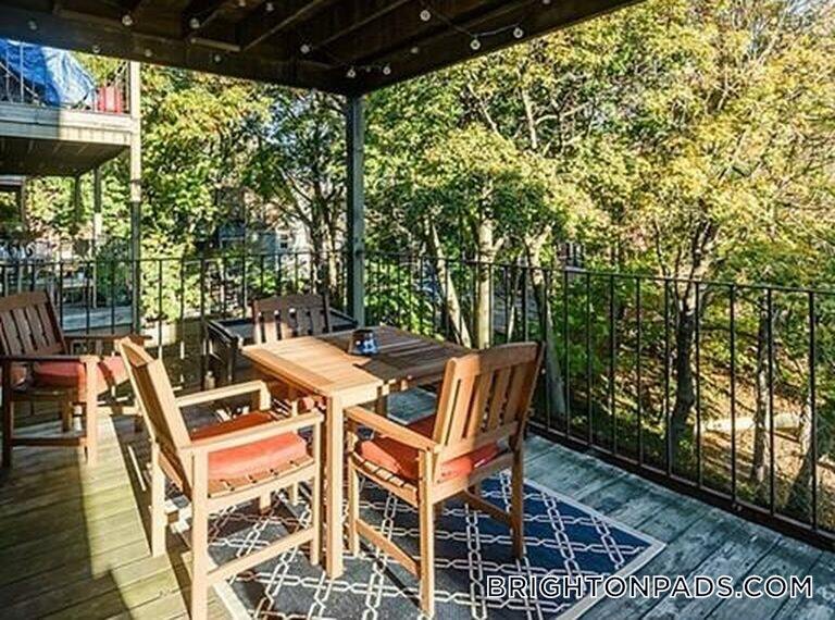 Building Photo - 1872 Commonwealth Ave