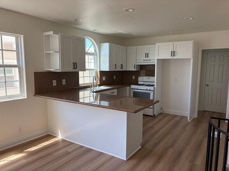 Building Photo - 3111 Bayview Dr