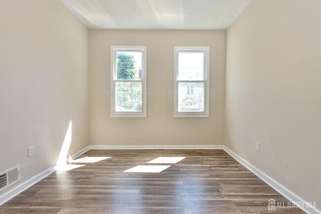 Building Photo - 186 N 17th St
