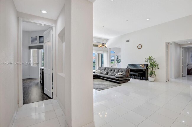 Building Photo - 2651 Oakmont Dr