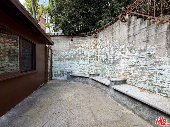 Building Photo - 6871 Pacific View Dr