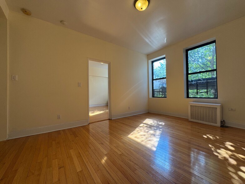 Building Photo - 884 Riverside Dr