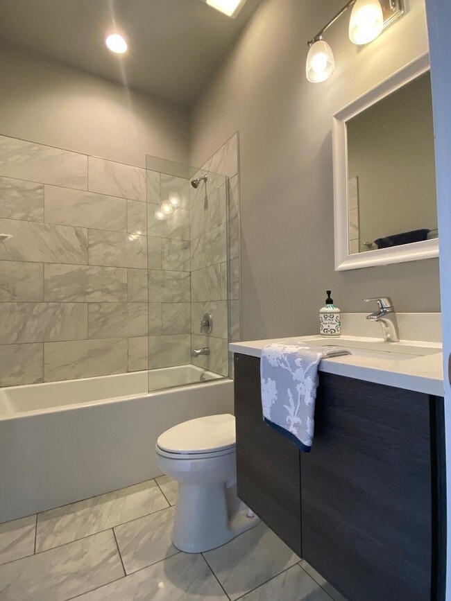 Building Photo - 5911 N Northwest Hwy