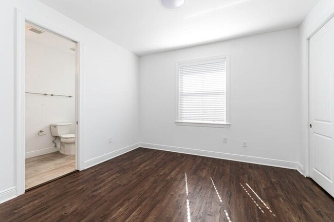 Building Photo - 1031 NE 13th Ave