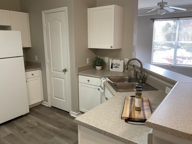 Building Photo - 8813 Villa View Cir