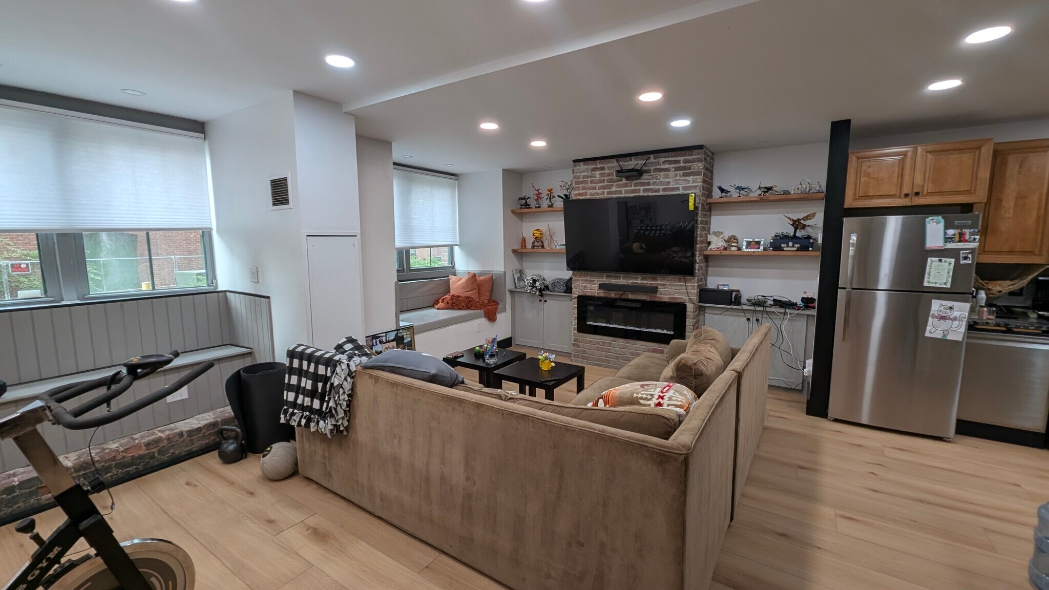 Living room furnished - 200 Market St