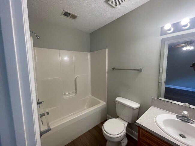 Building Photo - Available Now! Desirable 2 bed 2 bath dupl...